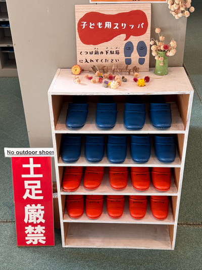 スリッパが入った木の棚